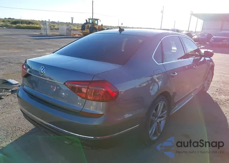 2017 Volkswagen Passat 1.8T R-Line z USA, uszkodzony, nr VIN 1VWDT7A33HC070769